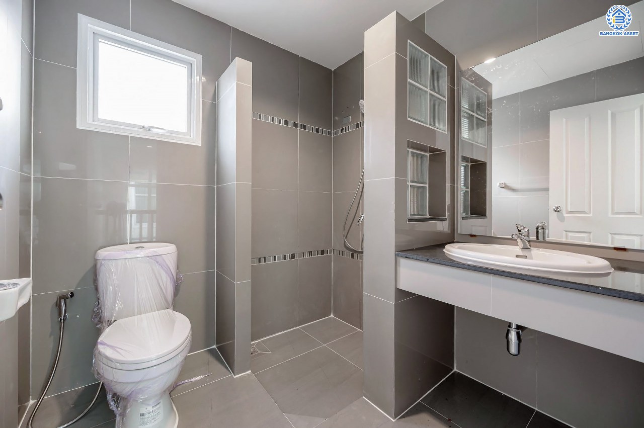 บ้านมือสองตกแต่งใหม่ โครงการ ชวนชื่น กรีนบาวด์ เนื้อที่ 54 ตร.ว. ฟังก์ชัน 3 ห้องนอน 3 ห้องน้ำ 1 ห้องอเนกประสงค์ จอดรถได้ 2 คัน บรรยากาศเงียบสงบเป็นส่วนตัว สิ่งอำนวยความสะดวกมากมาย! บนทำเลศักยภาพ หน้าโครงการติดถนนใหญ่ ใกล้จุดขึ้นทางด่วน "ศรีสมาน"